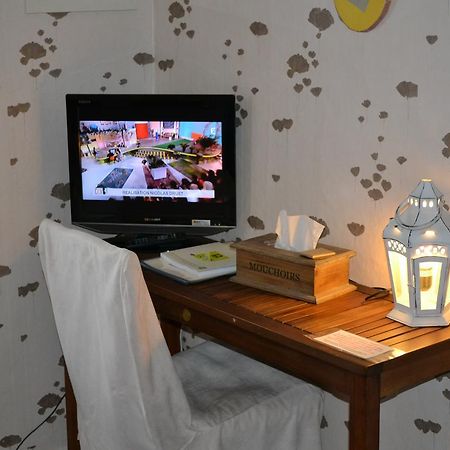 Отель Logis Le Relais Sarrasin Vezenobres Экстерьер фото