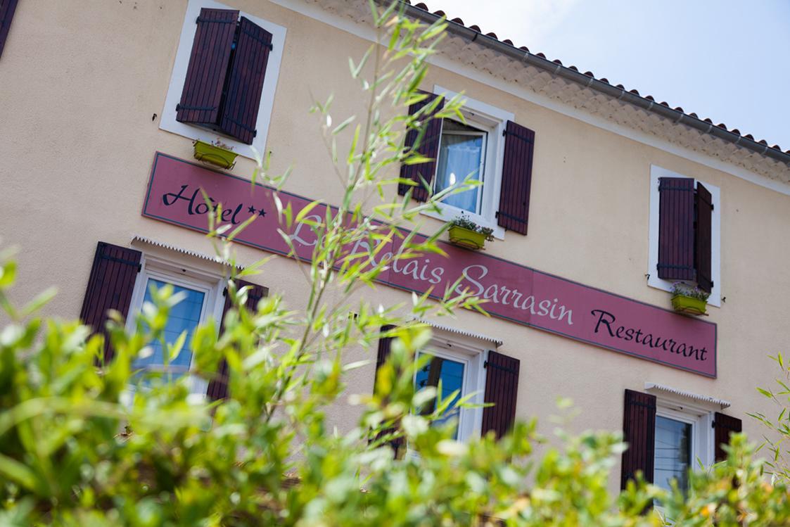 Отель Logis Le Relais Sarrasin Vezenobres Экстерьер фото
