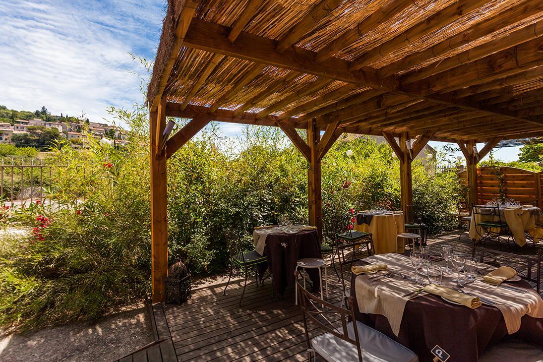Отель Logis Le Relais Sarrasin Vezenobres Экстерьер фото