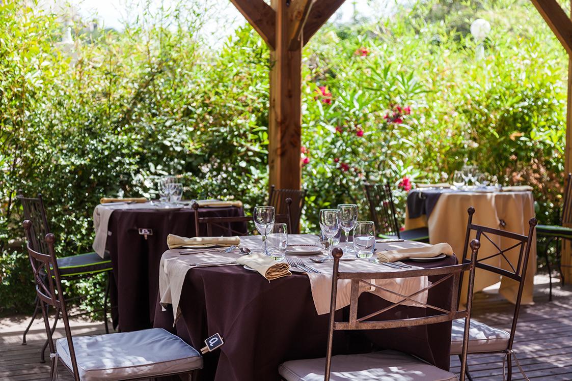 Отель Logis Le Relais Sarrasin Vezenobres Экстерьер фото
