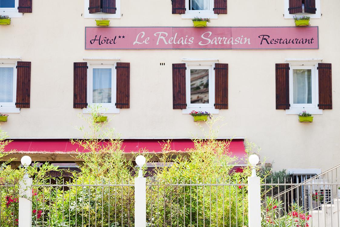 Отель Logis Le Relais Sarrasin Vezenobres Экстерьер фото