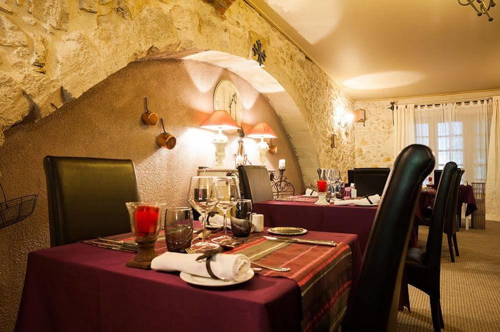 Отель Logis Le Relais Sarrasin Vezenobres Экстерьер фото