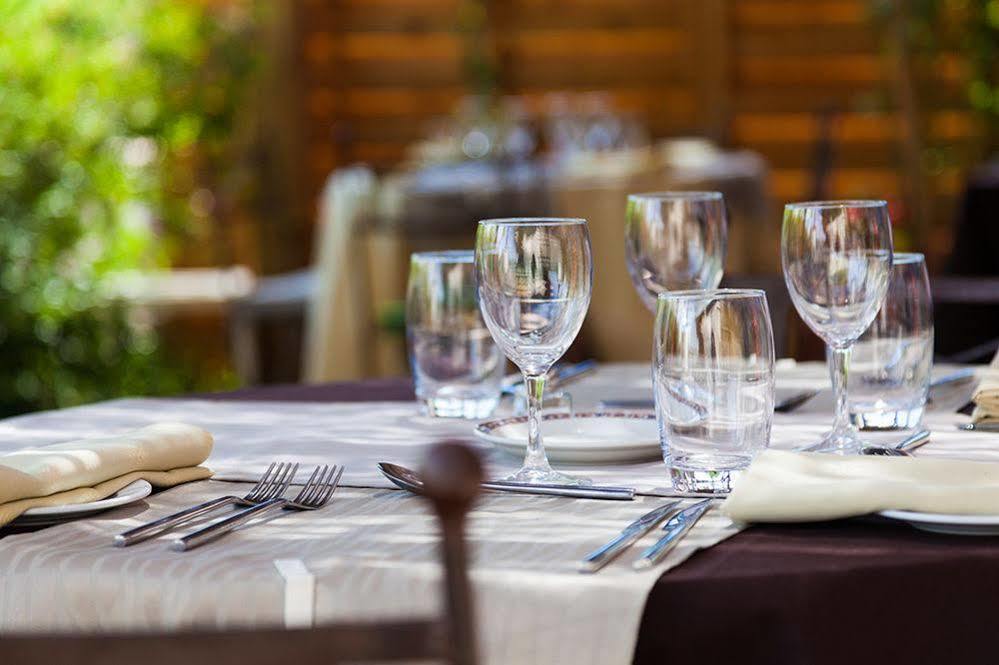 Отель Logis Le Relais Sarrasin Vezenobres Экстерьер фото