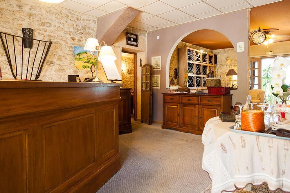 Отель Logis Le Relais Sarrasin Vezenobres Экстерьер фото