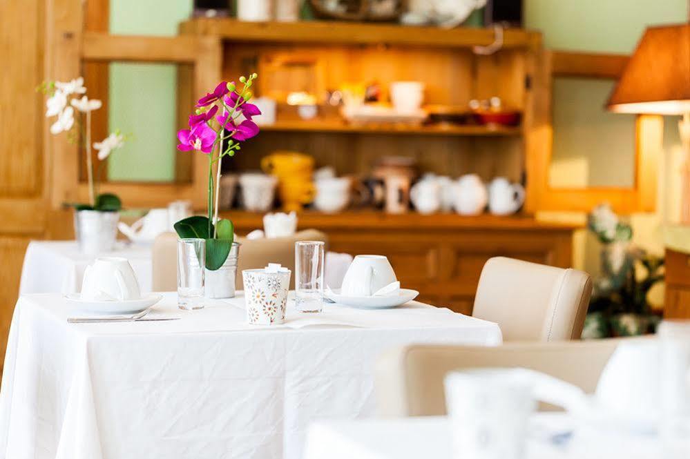 Отель Logis Le Relais Sarrasin Vezenobres Экстерьер фото